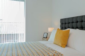 2 bedrooms, desk, iron/ironing board, free WiFi - 2 Bedroom Apartment with Balcony (Manchester)