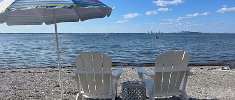 Sulla spiaggia, lettini da mare, teli da spiaggia
