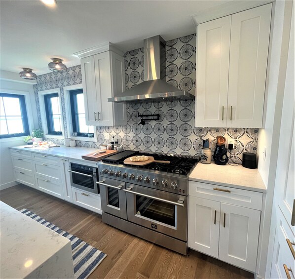 Køleskab, mikrobølgeovn, ovn, kogeplade