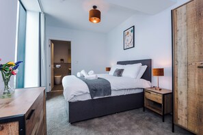 3 habitaciones, escritorio, tabla de planchar con plancha y wifi gratis 