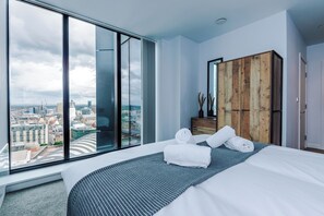 3 bedrooms, desk, iron/ironing board, free WiFi - 3 Bedroom Apartment (Manchester)