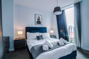 1 quarto, escrivaninha, ferros/tábuas de passar roupa, Wi-Fi de cortesia