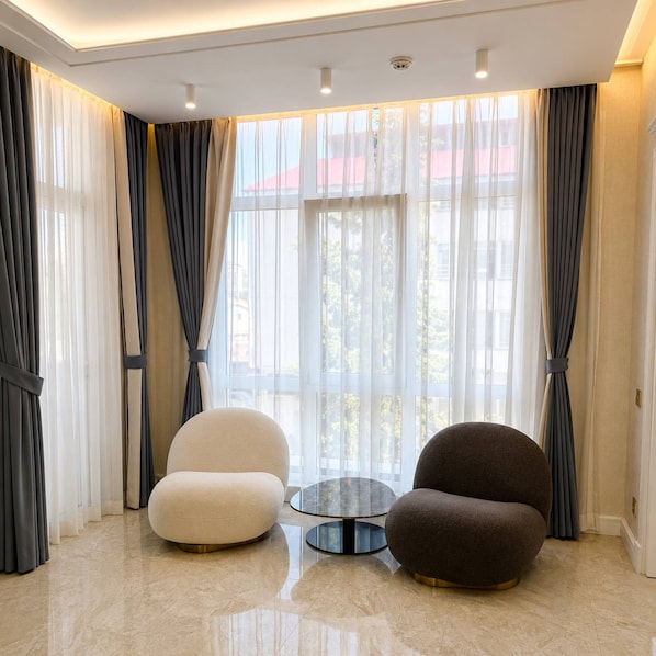 Junior Apartment | Living area | Smart TV, pay movies