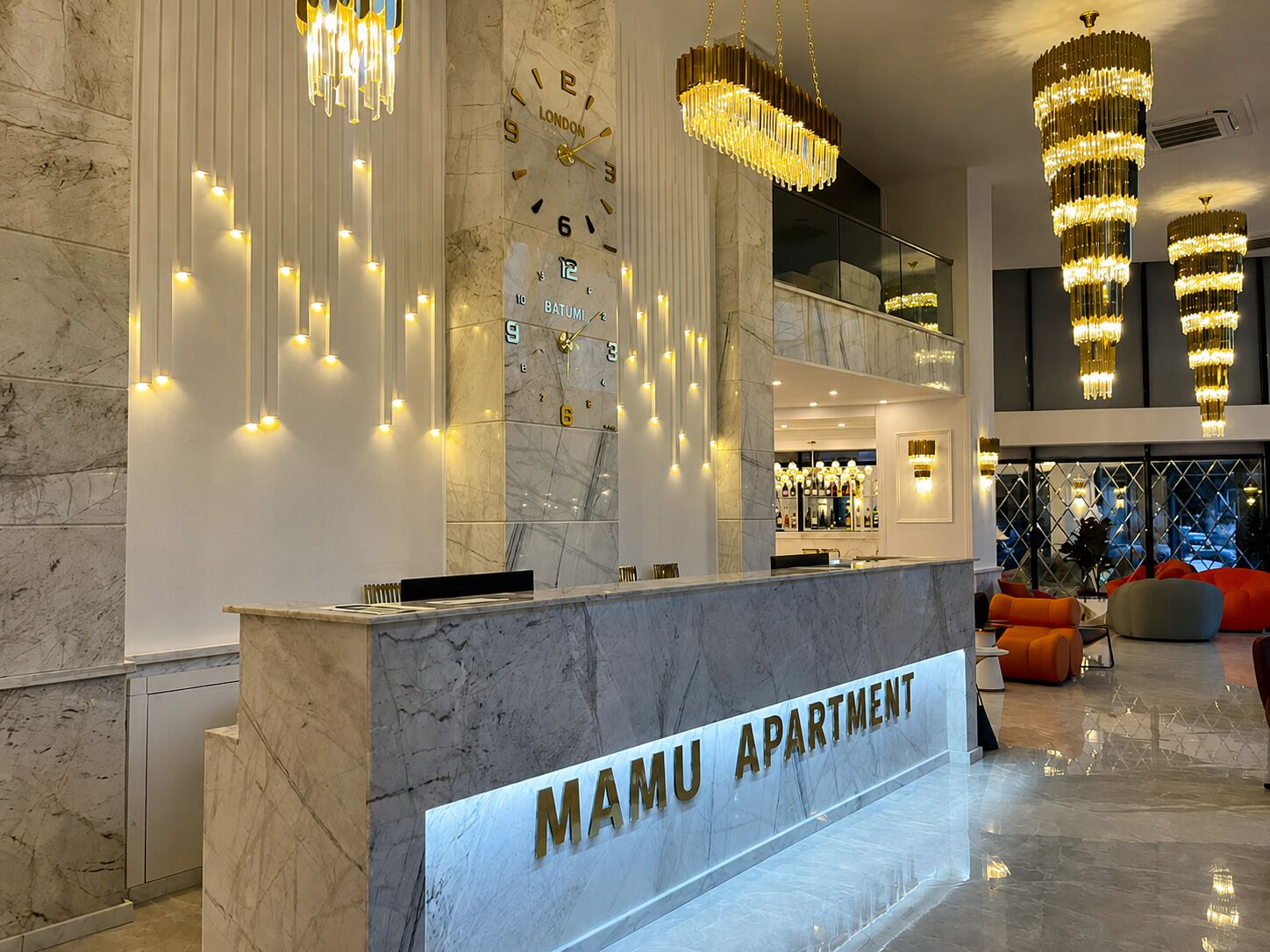 Una recepción con encimera de mármol y un letrero que dice 'MAMU APARTMENT'.