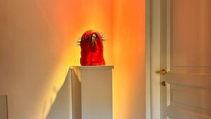 A hallway with a white door, a white wall, and a red object on a white pedestal. - Tuff farmhouse, terrace and garden, pets allowed (Latera)