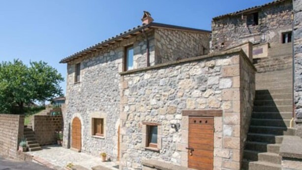 A stone building with a staircase leading to a second floor. - Tuff farmhouse, terrace and garden, pets allowed (Latera)