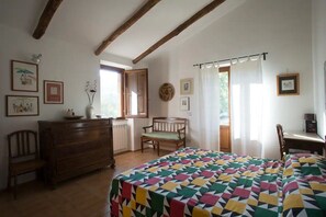3 bedrooms, bed sheets - Tuff farmhouse, terrace and garden, pets allowed (Latera)