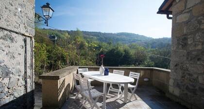 Tuff farmhouse, terrace and garden, pets allowed