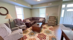 TV, books - Farmhouse at the foot of the Blue Ridge Mountains (Waynesboro)