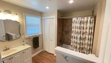 Douche, sĂšche-cheveux, serviettes fournies, savon