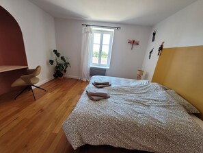 2 habitaciones, tabla de planchar con plancha, cuna de viaje y wifi 