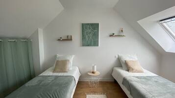 2 bedrooms, iron/ironing board, travel crib, internet