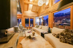 Een televisie, een open haard en een printer