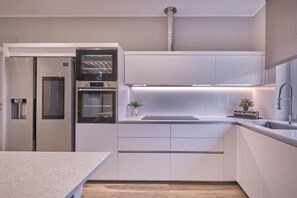 Microondas, horno, placa de cocina, lavavajillas
