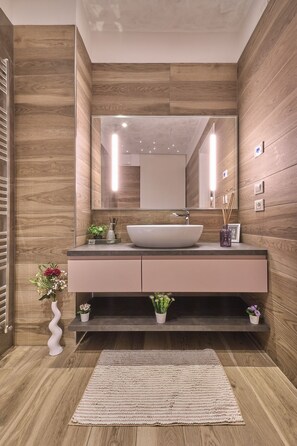 Regadera, tina de hidromasaje, secadora de cabello, bidet 