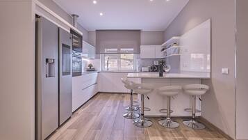 Microonde, forno, piano cottura, lavastoviglie