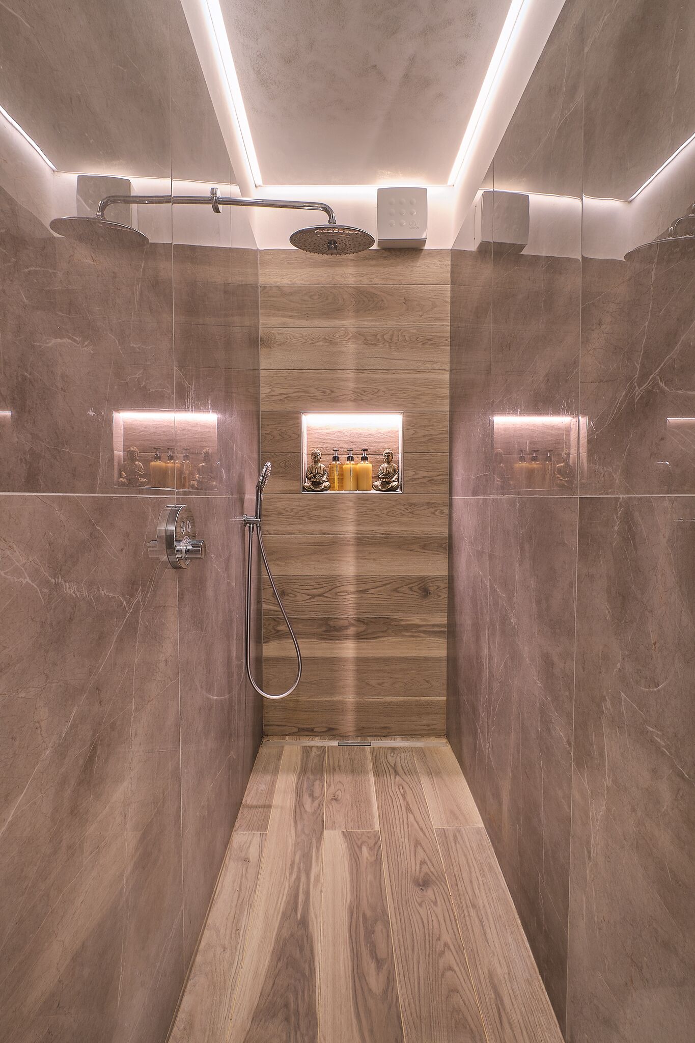 Doccia, vasca idromassaggio, asciugacapelli, bidet