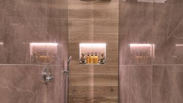 Doccia, vasca idromassaggio, asciugacapelli, bidet