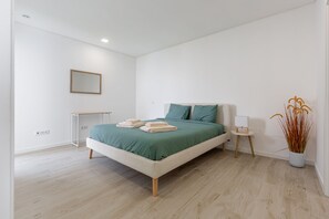 3 bedrooms, desk, iron/ironing board, free WiFi