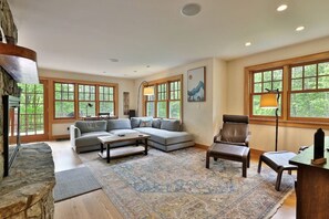 Televisión, chimenea y estéreo