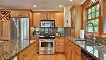 雪櫃、微波爐、焗爐、爐具