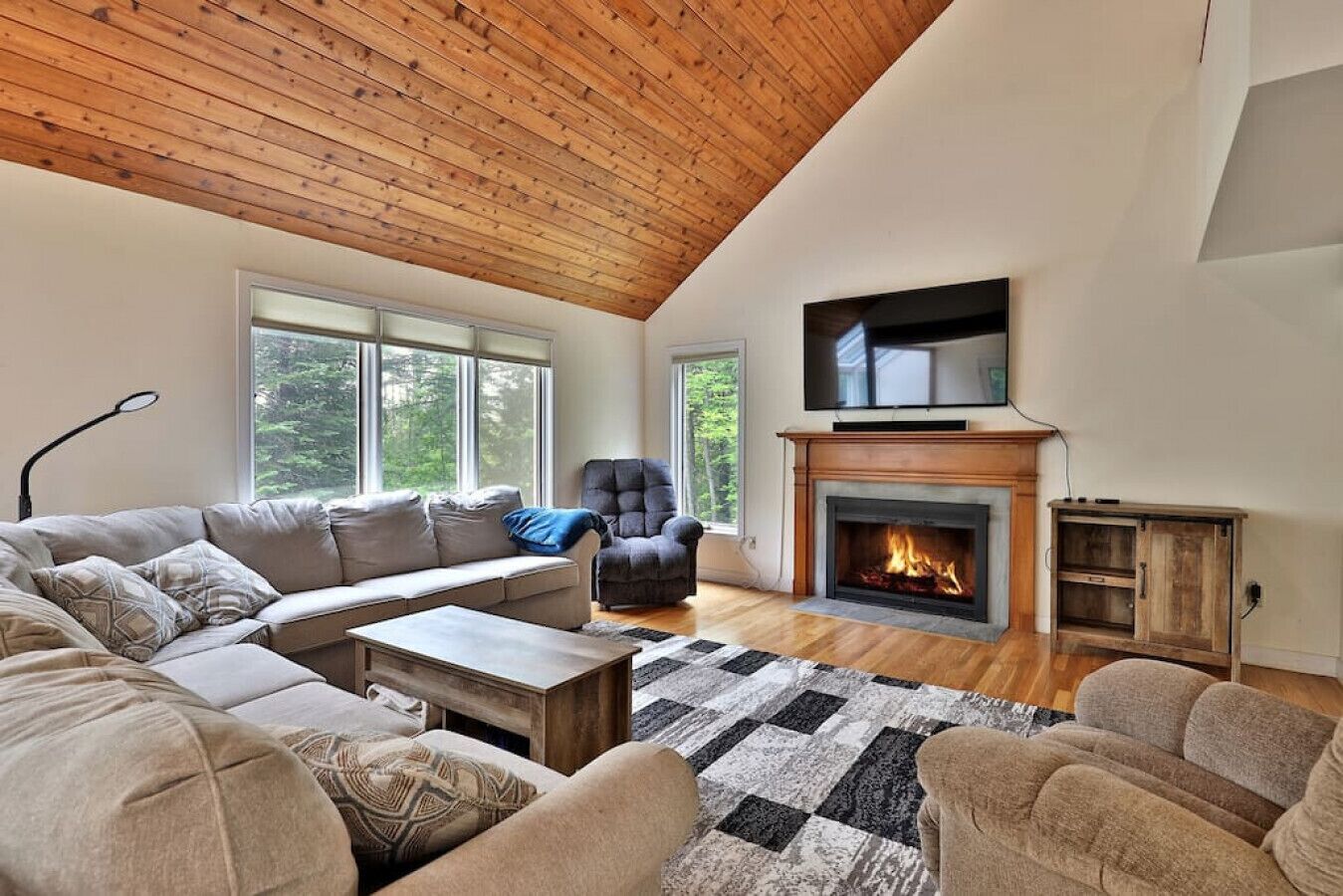 Gorgeous and spacious family home in Ludlow. Brand new hot tub!
