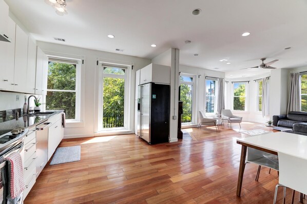 Kühlschrank, Mikrowelle, Ofen, Herdplatte