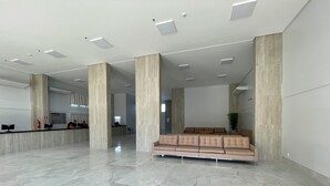 A spacious lobby with a marble floor, a reception desk, and a seating area with a sofa. - Spazzio diRoma Acqua Park Splash e Slide (Caldas Novas)
