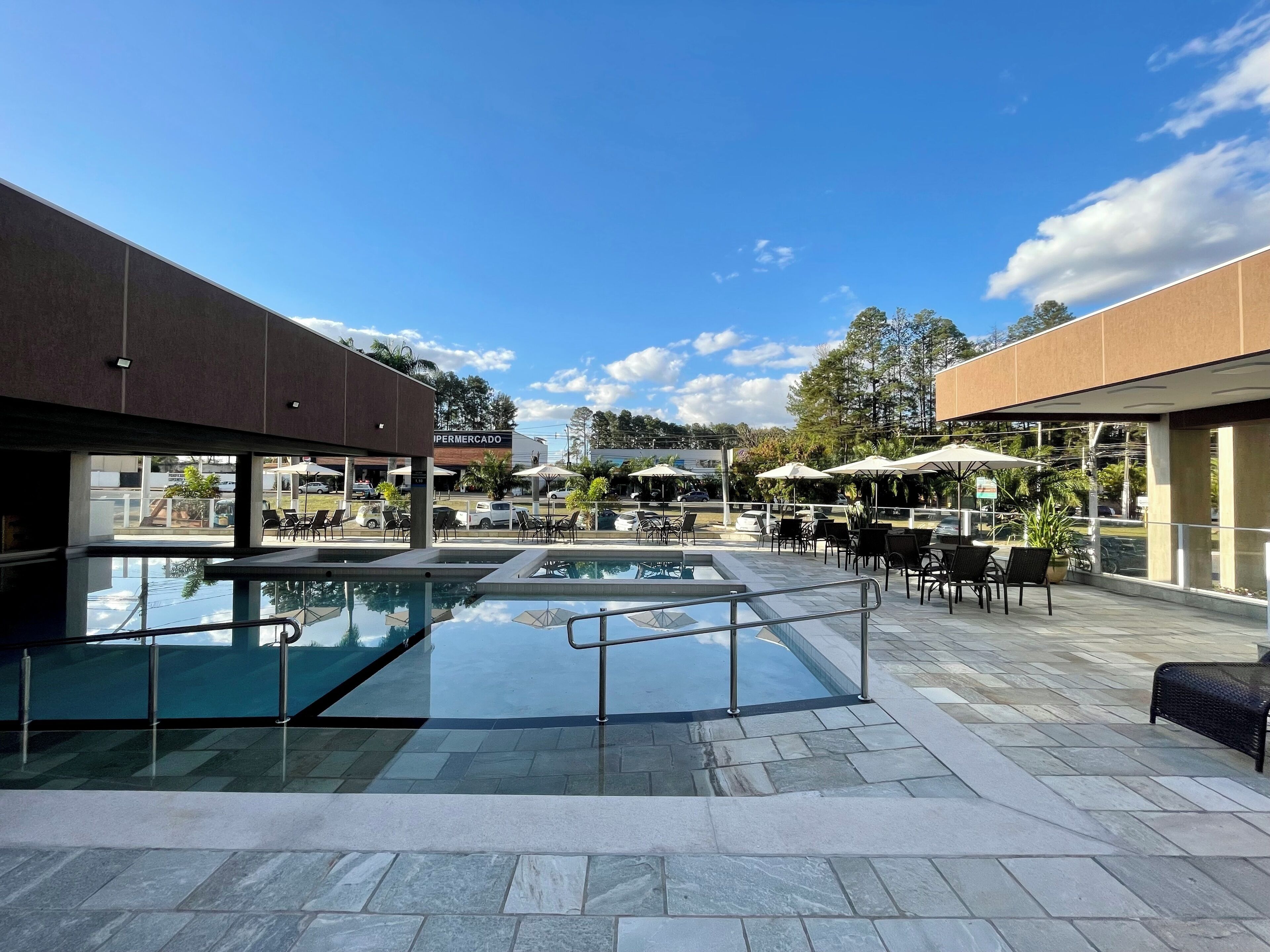 Alberca al aire libre y sombrillas en la alberca 