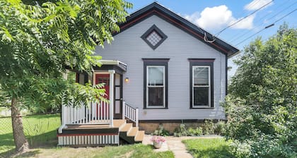 Adorable West Side Cottage free Onsite Parking