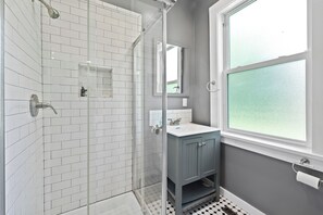 Douche, sèche-cheveux, serviettes fournies, savon