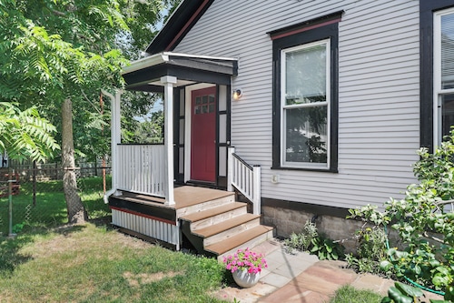 Adorable West Side Cottage with Onsite Laundry, Free Parking