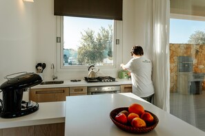 Réfrigérateur, un four, surface de cuisson, lave-vaisselle