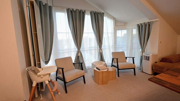 A modern living room with a high ceiling, two armchairs, a small coffee table, and a sofa. - ღSunset I Lakeview Ammersee I BBQ I Liboria I 5min from the lake (Herrsching am Ammersee)