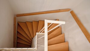 A spiral staircase with wooden steps and white railings. - ღSunset I Lakeview Ammersee I BBQ I Liboria I 5min from the lake (Herrsching am Ammersee)