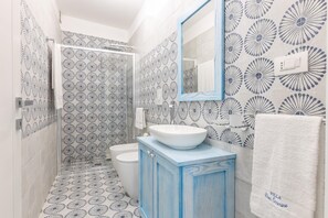 Dusche, Haartrockner, Bidet, Handtücher