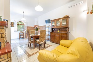 Televisie en een open haard