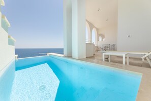 A pool area with a view of the sea, a dining table, and a bench. - Marinaia Archi - Marina Di Marit... (Marina di marittima)