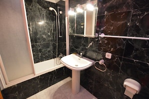 Badewanne, Haartrockner, Handtücher