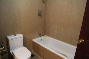 Deluxe Double Room | Bathroom