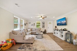 Smart TV - Modern & Cozy 4 bd/3 ba WC convenience! (West Chester)