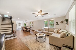 Smart TV - Modern & Cozy 4 bd/3 ba WC convenience! (West Chester)