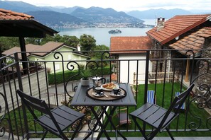 Outdoor dining - Ca di Cambret 2 with lake view (Stresa)