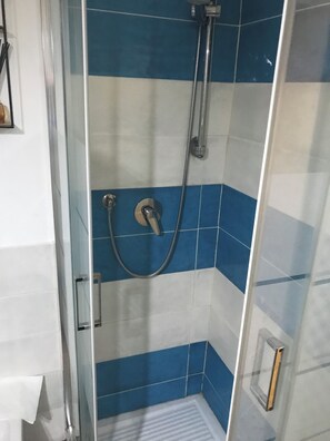 Douche, sèche-cheveux, serviettes fournies, savon