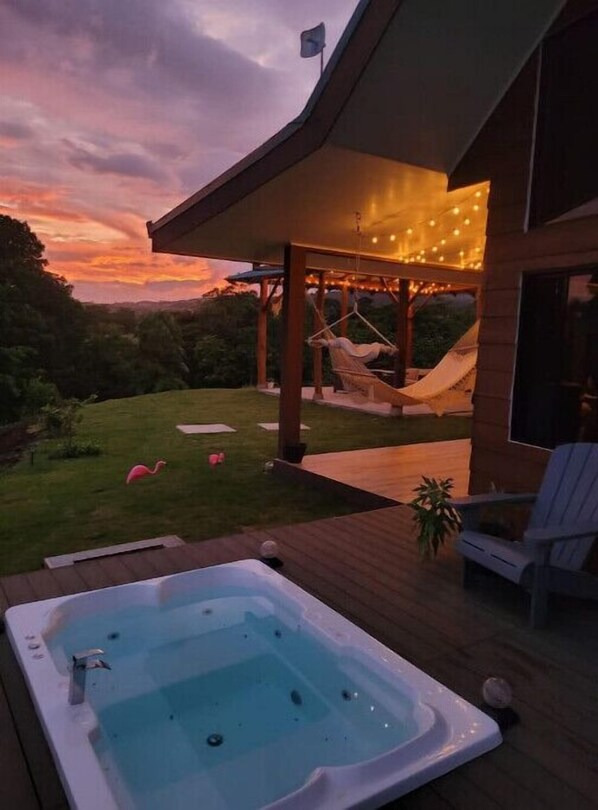 Tina de hidromasaje al aire libre