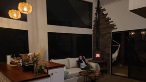 Un salon moderne avec un canapé, une table basse et une cheminée.