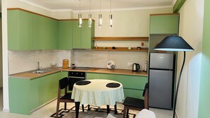 Fridge, oven, stovetop, coffee/tea maker