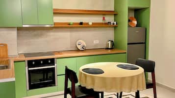 Coffee/tea maker, fridge, oven, stovetop