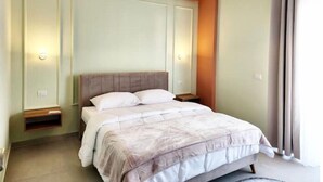 1 soverom, skrivebord, strykejern/-brett og reiseseng for barn