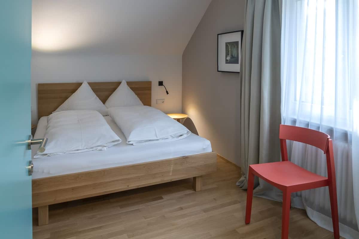 Classic-Doppel- oder -Zweibettzimmer | Individuell dekoriert, individuell eingerichtet, Schreibtisch